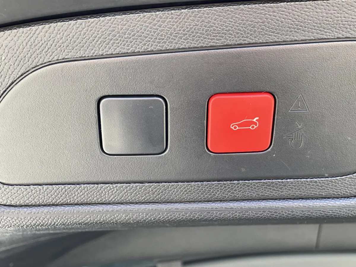 225pk E-Tense Rivoli (Elektrisch Schuifdak - Leder incl geheugen - Elektrische klep - Camera - Keyless Entry - LED - Automatische Airco - Navigatie - Apple Carplay)