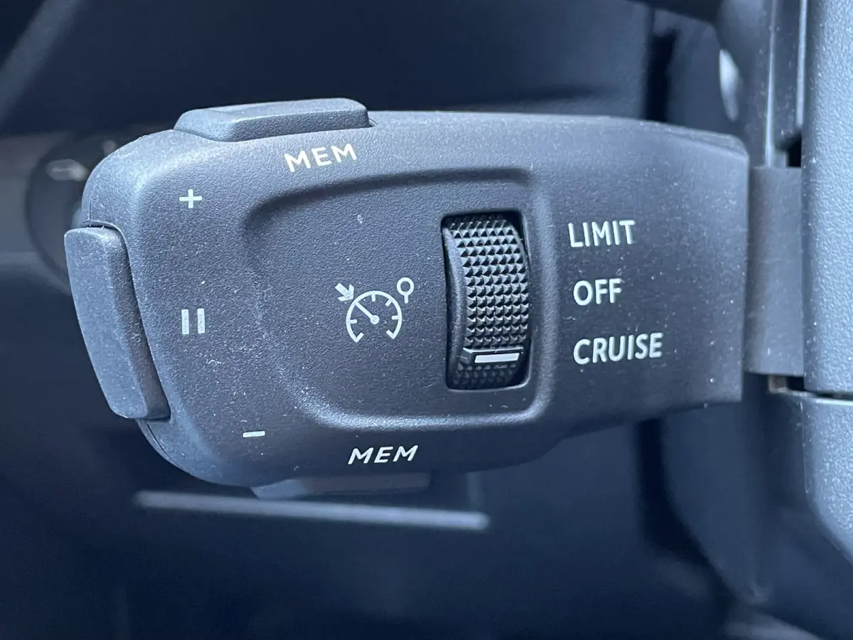 225pk E-Tense Rivoli (Elektrisch Schuifdak - Leder incl geheugen - Elektrische klep - Camera - Keyless Entry - LED - Automatische Airco - Navigatie - Apple Carplay)