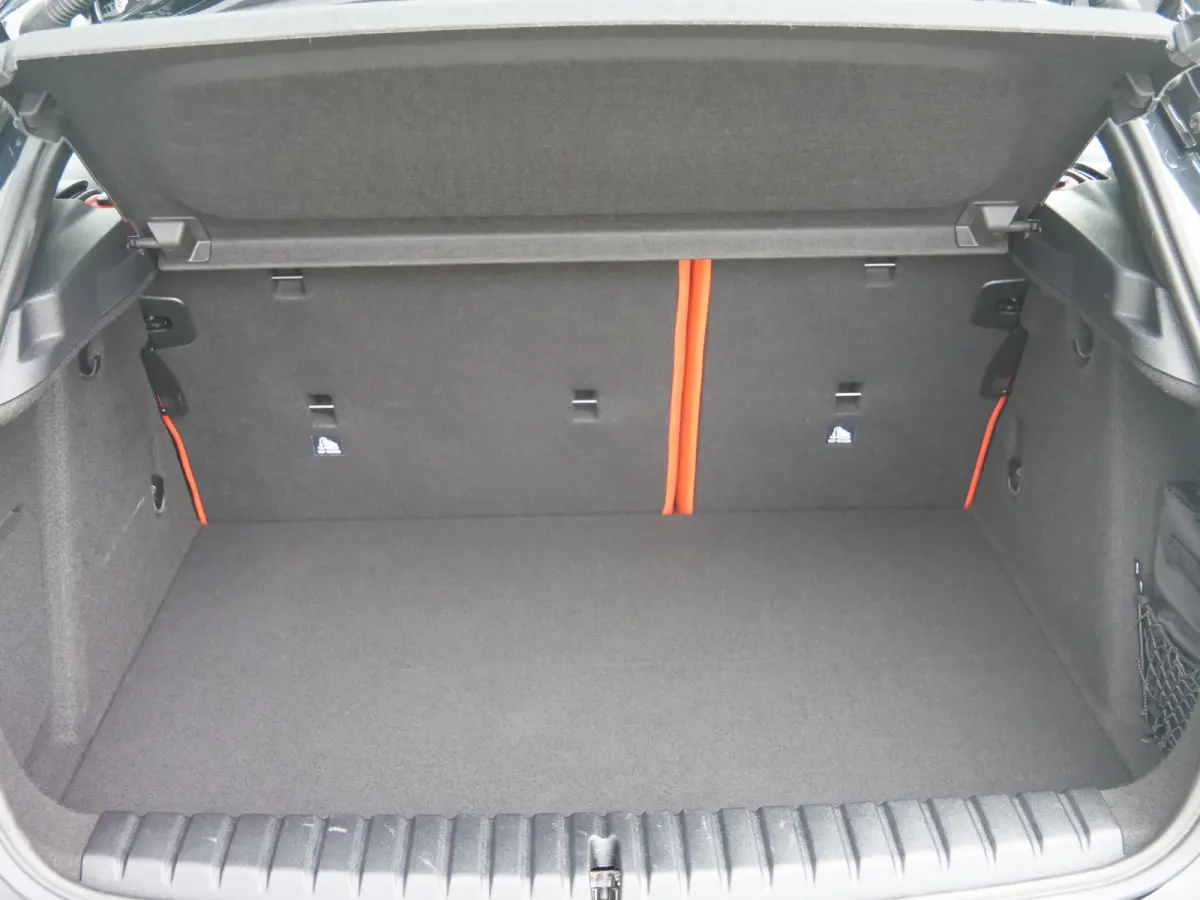 118i Business Edition 136 Pk Automaat Navi / DAB / Apple Carplay / Leer / M-pakket
