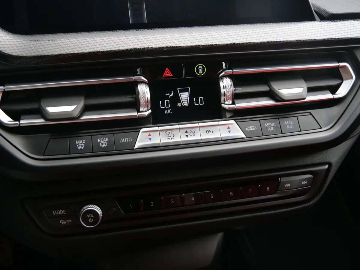 118i Business Edition 136 Pk Automaat Navi / DAB / Apple Carplay / Leer / M-pakket