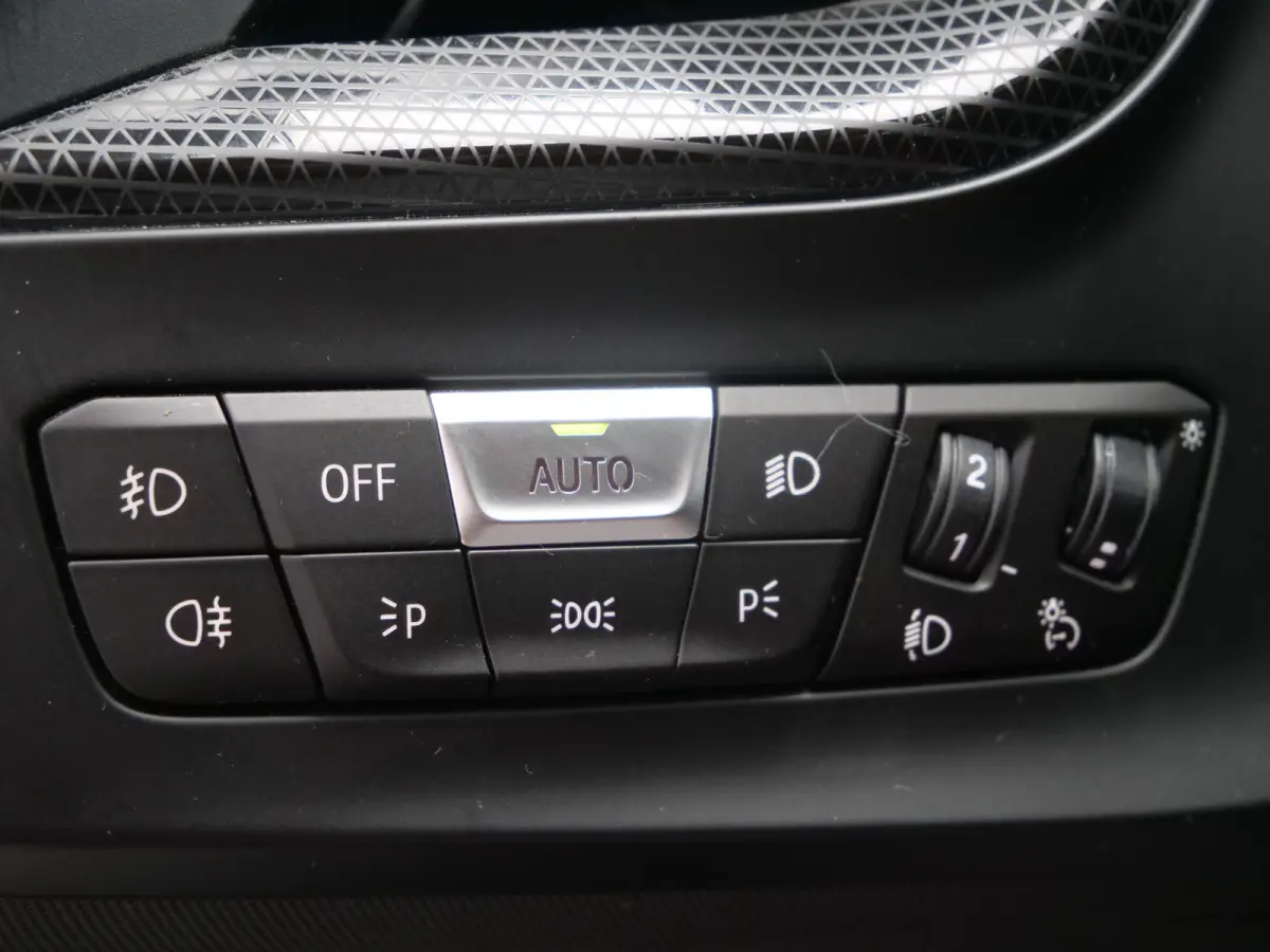 118i Business Edition 136 Pk Automaat Navi / DAB / Apple Carplay / Leer / M-pakket