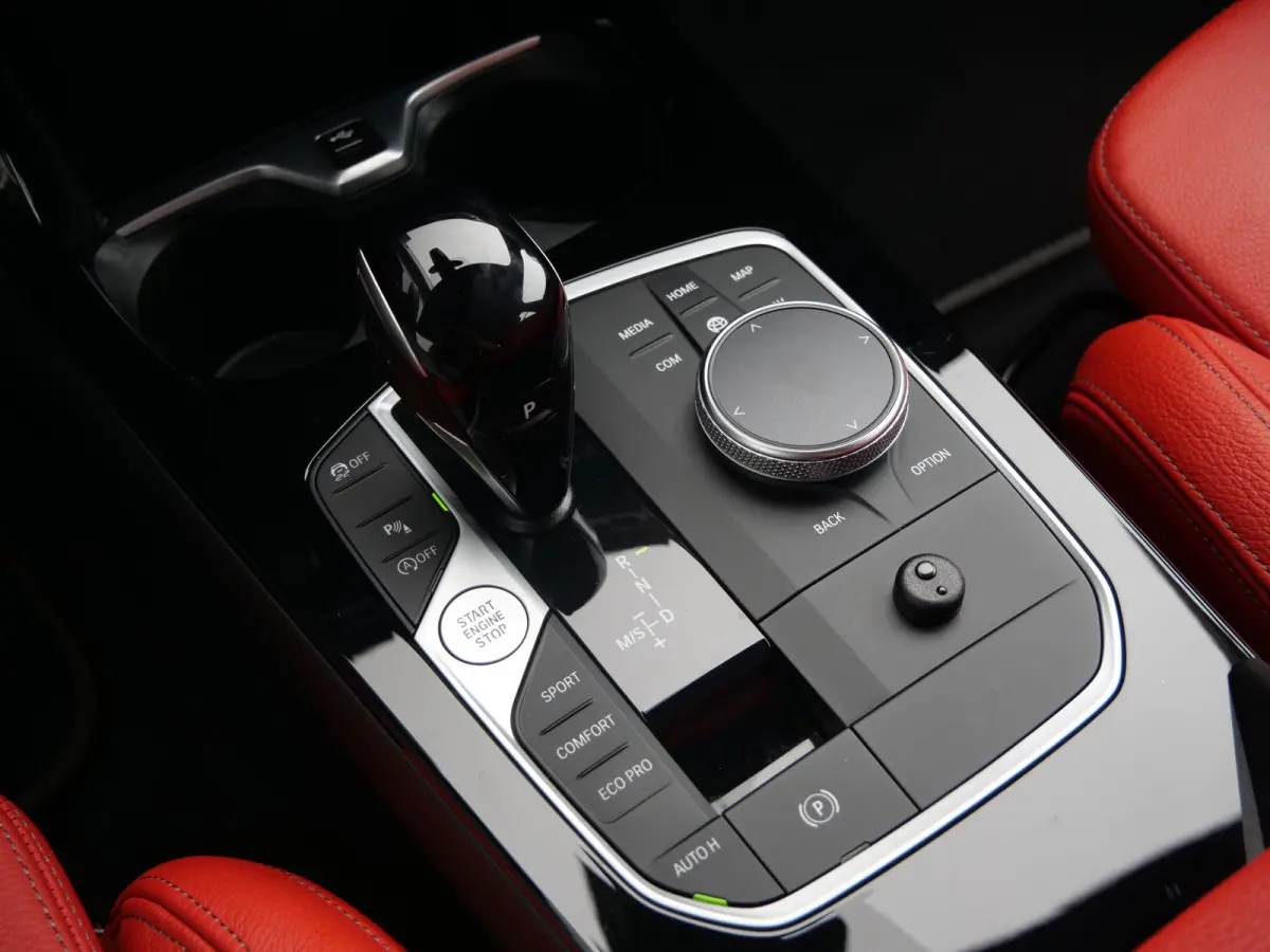 118i Business Edition 136 Pk Automaat Navi / DAB / Apple Carplay / Leer / M-pakket