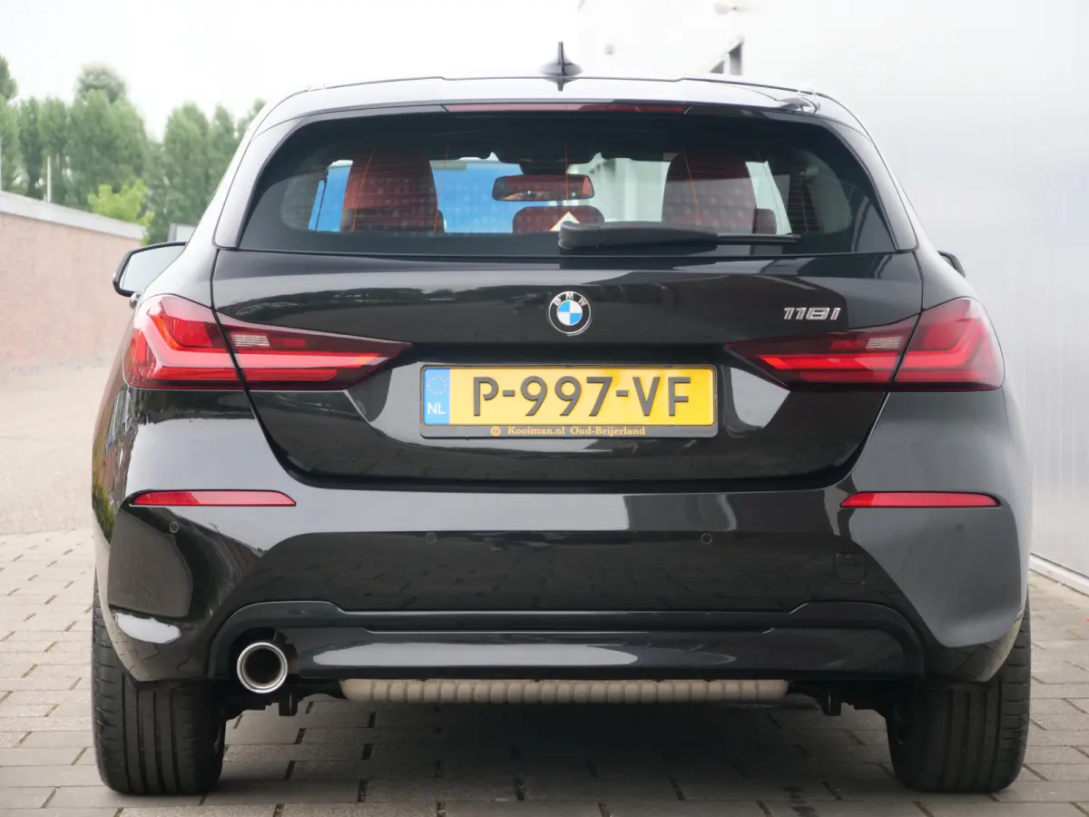118i Business Edition 136 Pk Automaat Navi / DAB / Apple Carplay / Leer / M-pakket