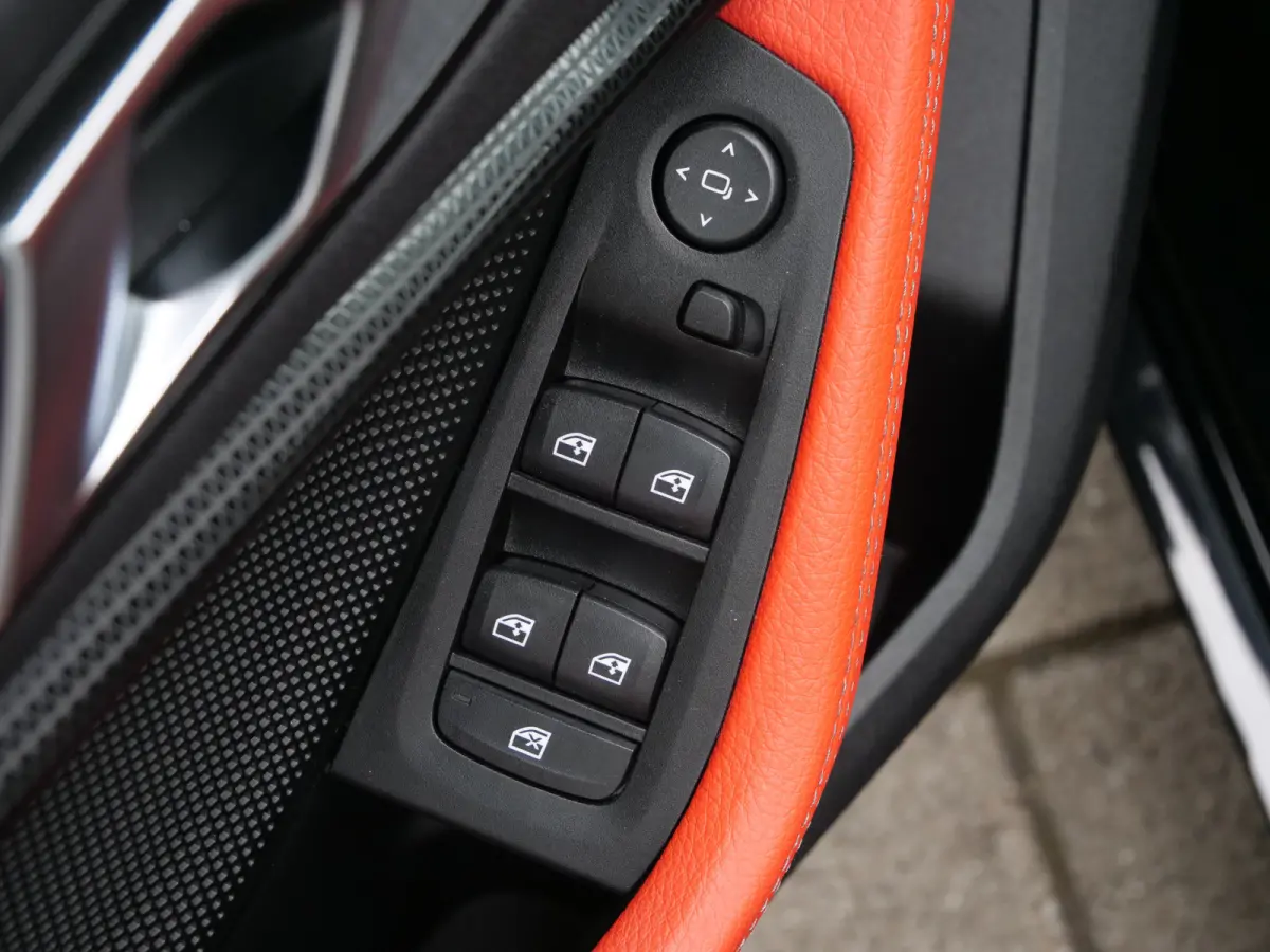 118i Business Edition 136 Pk Automaat Navi / DAB / Apple Carplay / Leer / M-pakket