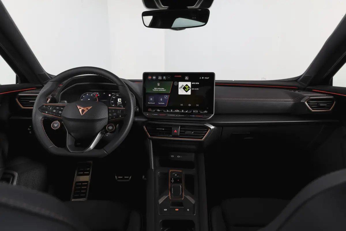 1.5 TSI e-Hybrid 204 PK Business | S/K-Panodak | Matrix Led | Elek Trekhaak | Dig. Cockpit | Adapt. Cruise | Stoel-+Stuurverw. | PDC | Camera | App. Connect | ECC | Elek. Klep | LM 19" | 792