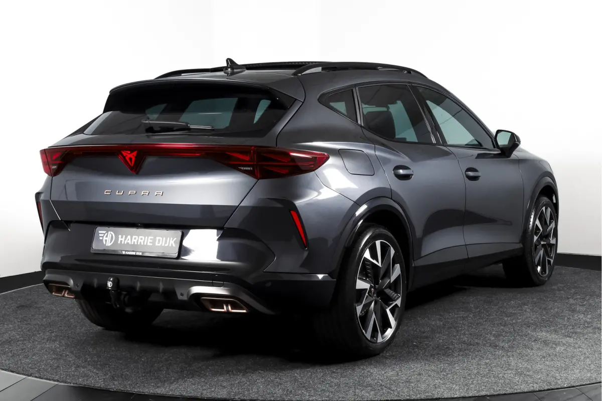 1.5 TSI e-Hybrid 204 PK Business | S/K-Panodak | Matrix Led | Elek Trekhaak | Dig. Cockpit | Adapt. Cruise | Stoel-+Stuurverw. | PDC | Camera | App. Connect | ECC | Elek. Klep | LM 19" | 859