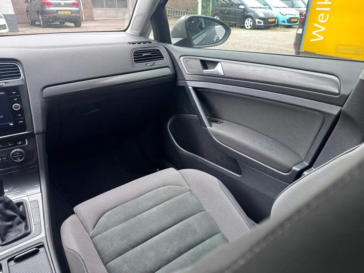 1.6 TDI Comfortline Business MASSAGE / CARPLAY / NAVI / ACC