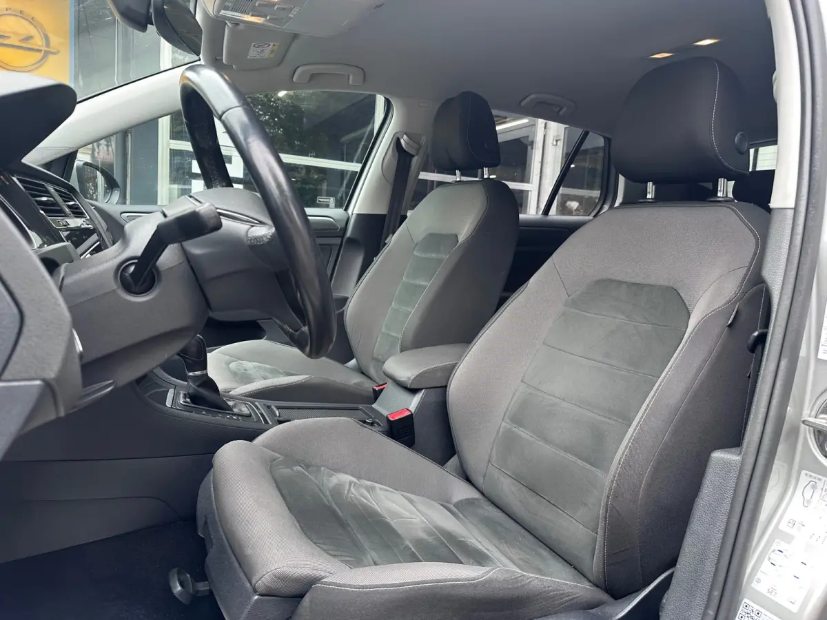 1.6 TDI Comfortline Business MASSAGE / CARPLAY / NAVI / ACC