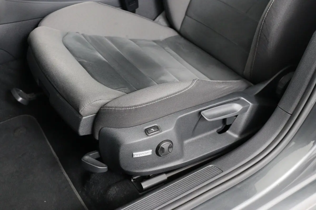 1.5 TSI Highline Business R | Virtual | Cruise Adaptive | Stoelverwarming | Camera | Clima | LED | Keyless | Ergoactive | Parkeersensoren V+A | Lichtmetalen Velgen