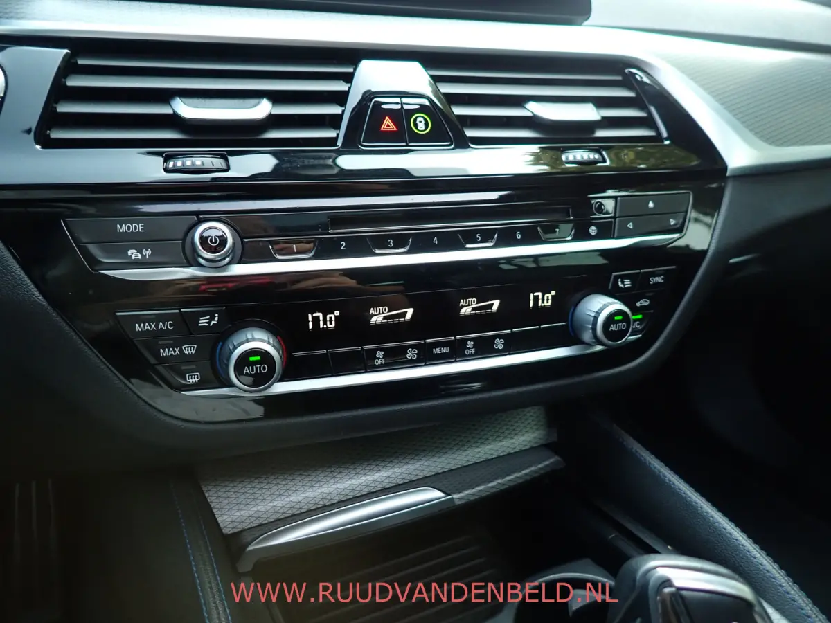 520i M-PAKKET / PANODAK / SPORTLEER / TREKHAAK