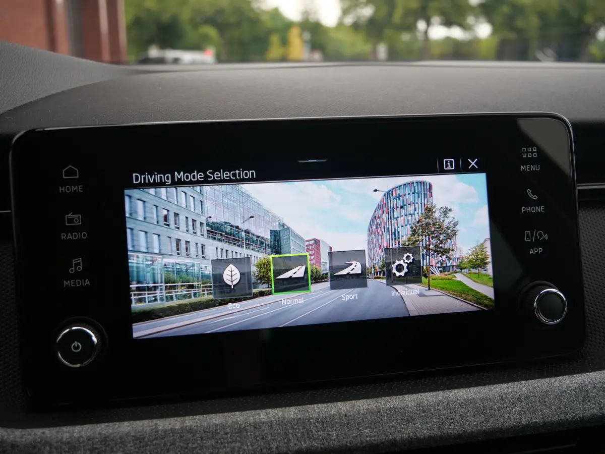 1.0 TSI Business Edition 116 Pk Automaat DAB / Apple Carplay / Camera