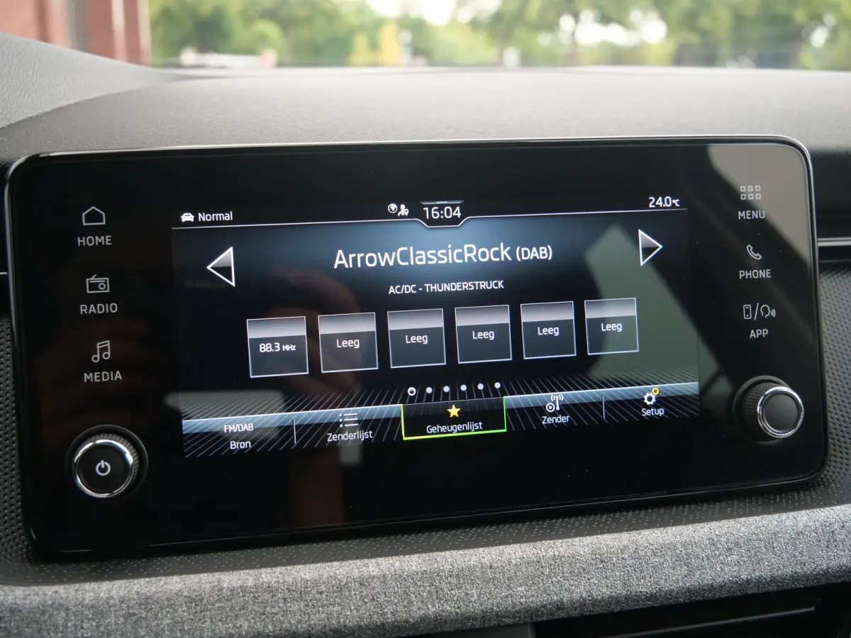 1.0 TSI Business Edition 116 Pk Automaat DAB / Apple Carplay / Camera