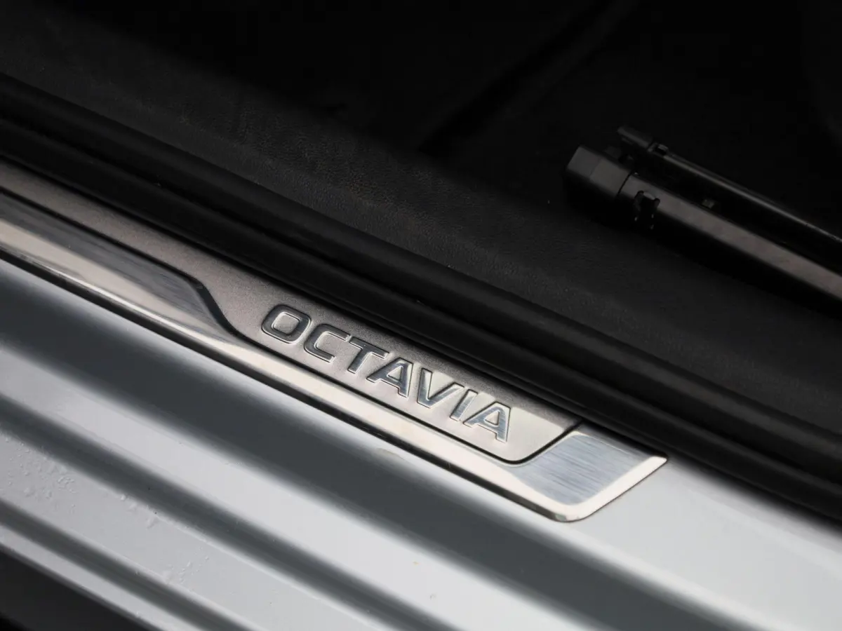 1.0 TSI Clever | Climate Control | Stoelverwarming | Sfeerverlichting | Parkeersensoren | Lichtmetalen Velgen |