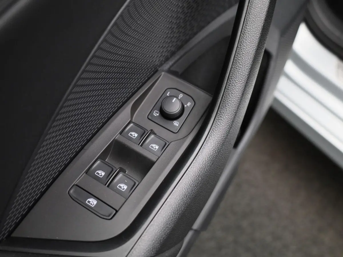 1.0 TSI Clever | Climate Control | Stoelverwarming | Sfeerverlichting | Parkeersensoren | Lichtmetalen Velgen |