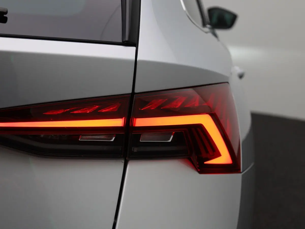 1.0 TSI Clever | Climate Control | Stoelverwarming | Sfeerverlichting | Parkeersensoren | Lichtmetalen Velgen |