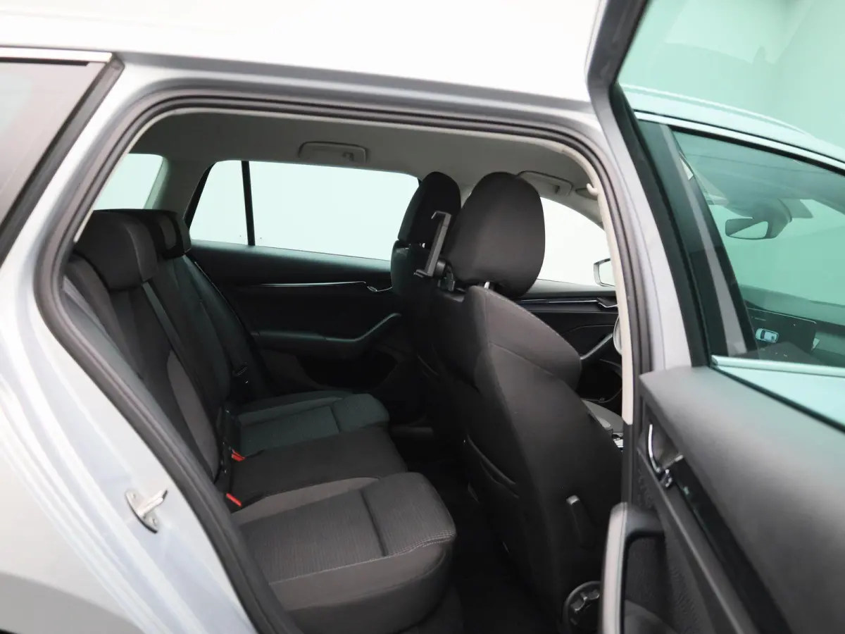 1.0 TSI Clever | Climate Control | Stoelverwarming | Sfeerverlichting | Parkeersensoren | Lichtmetalen Velgen |