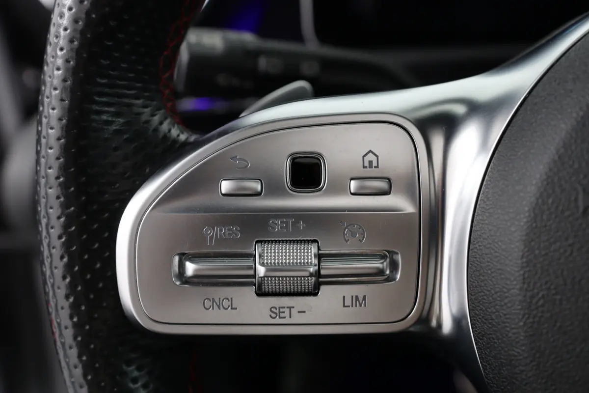 200 AMG | Open Dak | Sportstoelen | Sfeerverlichting | Camera | BLIS | Clima | LED | Navi | Widescreen | Keyless | Lichtmetale Velgen | Cruise Control