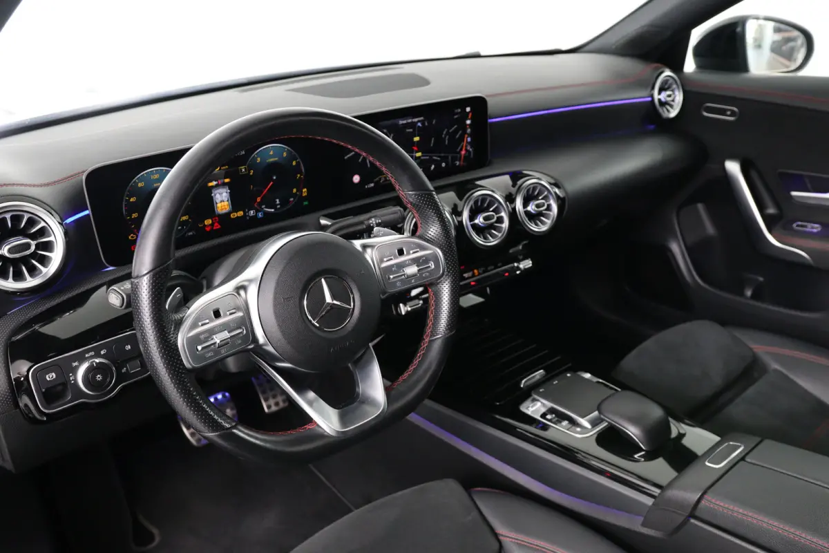 200 AMG | Open Dak | Sportstoelen | Sfeerverlichting | Camera | BLIS | Clima | LED | Navi | Widescreen | Keyless | Lichtmetale Velgen | Cruise Control