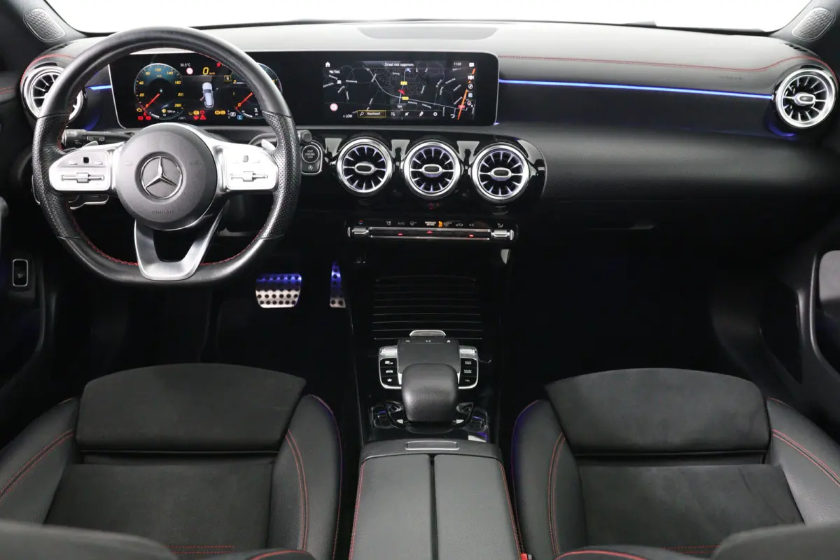 200 AMG | Open Dak | Sportstoelen | Sfeerverlichting | Camera | BLIS | Clima | LED | Navi | Widescreen | Keyless | Lichtmetale Velgen | Cruise Control