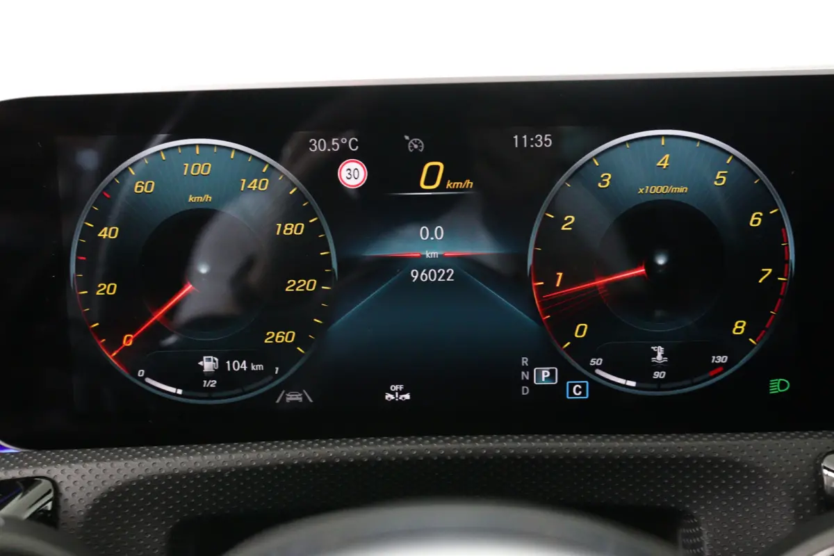 200 AMG | Open Dak | Sportstoelen | Sfeerverlichting | Camera | BLIS | Clima | LED | Navi | Widescreen | Keyless | Lichtmetale Velgen | Cruise Control