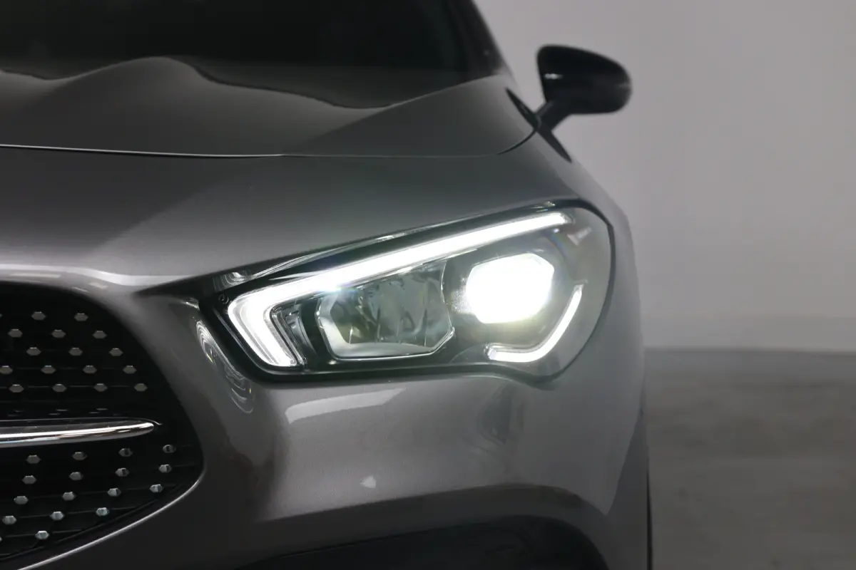200 AMG | Open Dak | Sportstoelen | Sfeerverlichting | Camera | BLIS | Clima | LED | Navi | Widescreen | Keyless | Lichtmetale Velgen | Cruise Control
