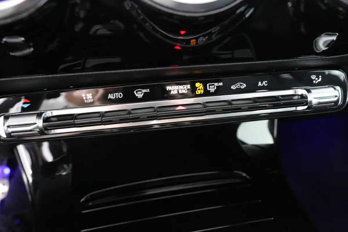 200 AMG | Open Dak | Sportstoelen | Sfeerverlichting | Camera | BLIS | Clima | LED | Navi | Widescreen | Keyless | Lichtmetale Velgen | Cruise Control