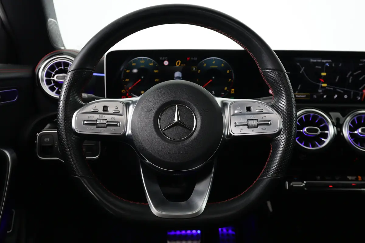 200 AMG | Open Dak | Sportstoelen | Sfeerverlichting | Camera | BLIS | Clima | LED | Navi | Widescreen | Keyless | Lichtmetale Velgen | Cruise Control