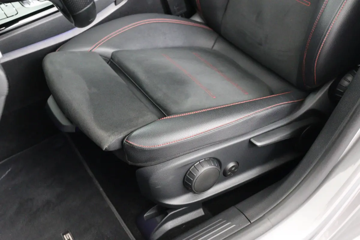 200 AMG | Open Dak | Sportstoelen | Sfeerverlichting | Camera | BLIS | Clima | LED | Navi | Widescreen | Keyless | Lichtmetale Velgen | Cruise Control