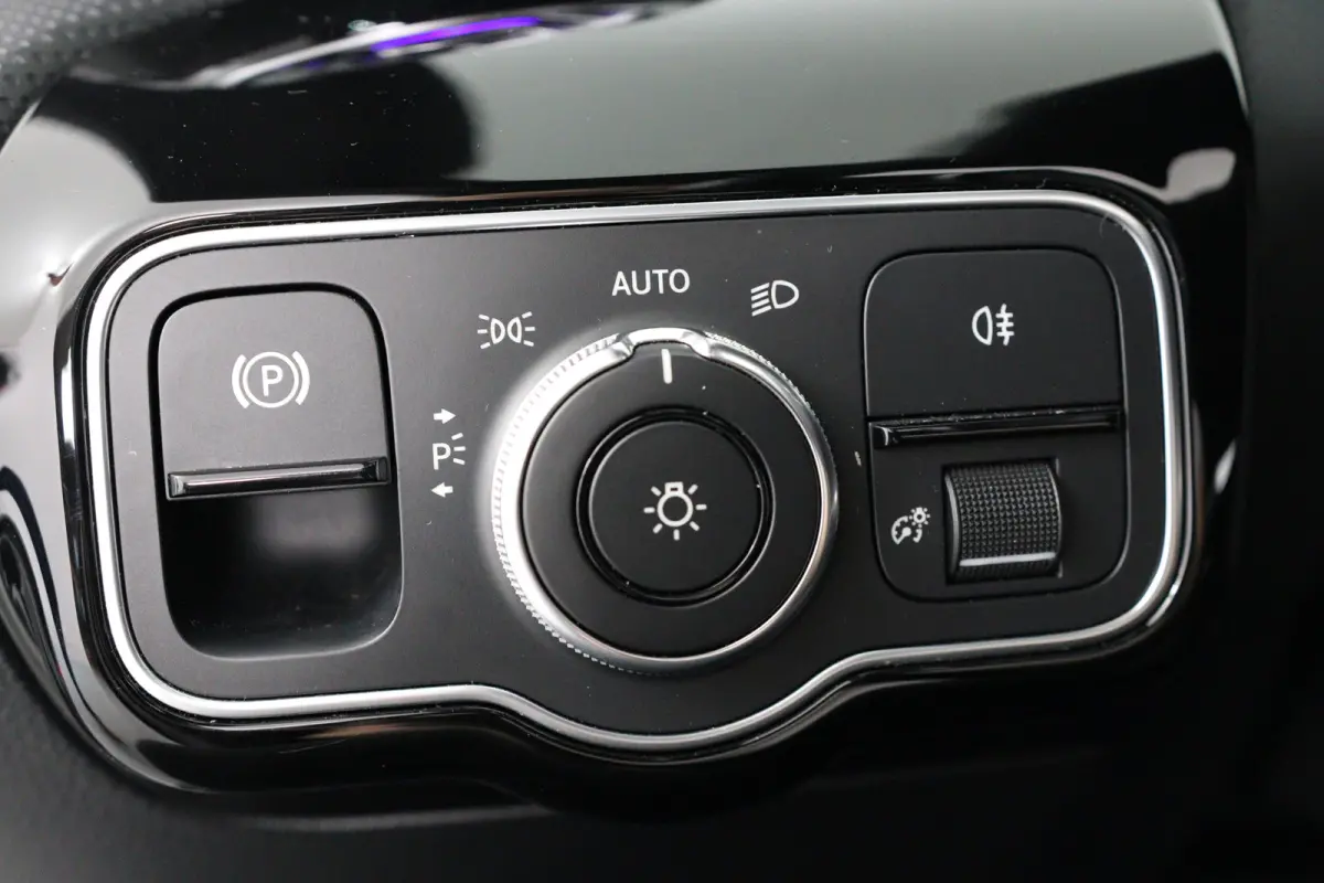 200 AMG | Open Dak | Sportstoelen | Sfeerverlichting | Camera | BLIS | Clima | LED | Navi | Widescreen | Keyless | Lichtmetale Velgen | Cruise Control
