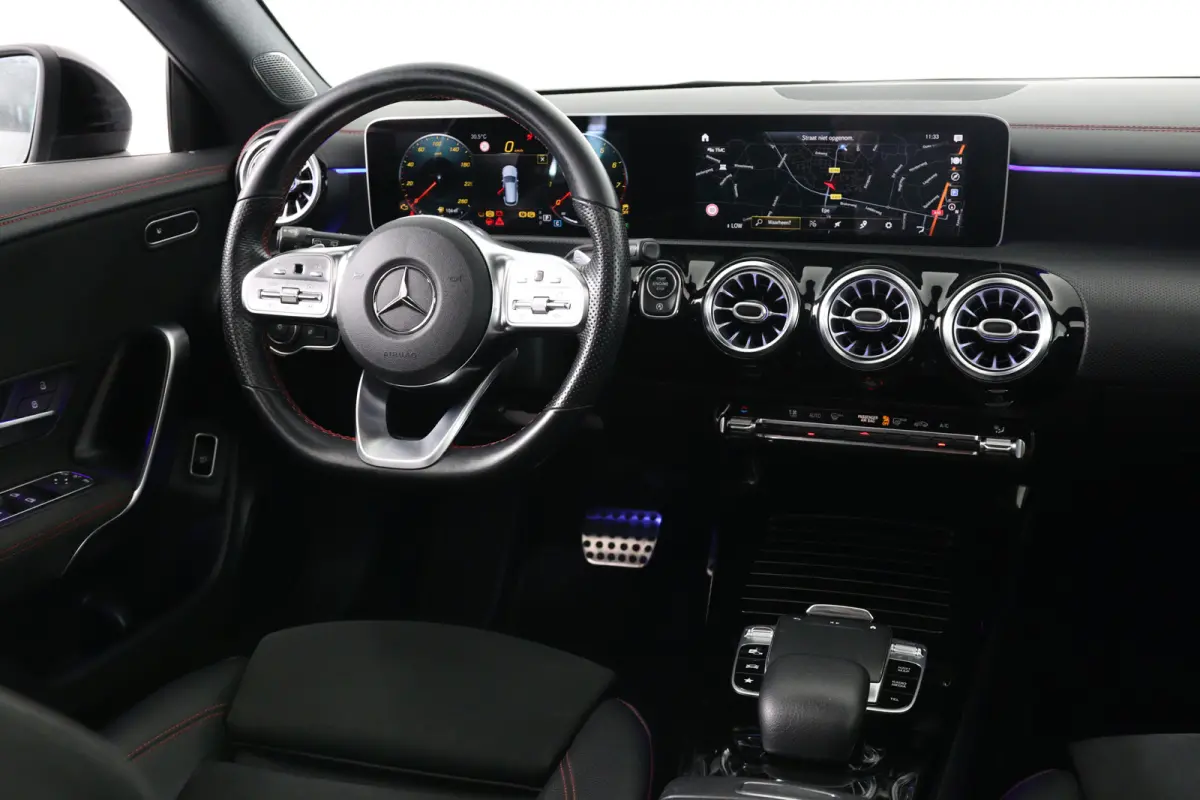 200 AMG | Open Dak | Sportstoelen | Sfeerverlichting | Camera | BLIS | Clima | LED | Navi | Widescreen | Keyless | Lichtmetale Velgen | Cruise Control