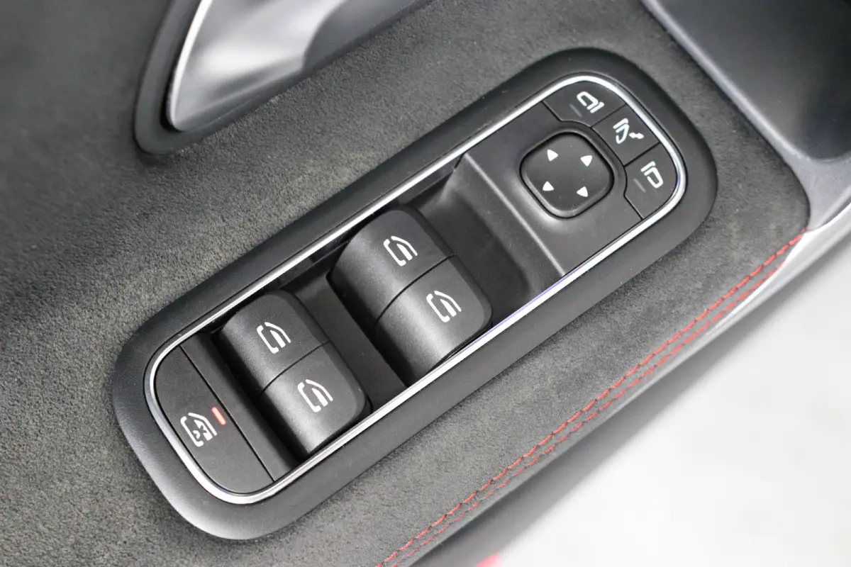 200 AMG | Open Dak | Sportstoelen | Sfeerverlichting | Camera | BLIS | Clima | LED | Navi | Widescreen | Keyless | Lichtmetale Velgen | Cruise Control