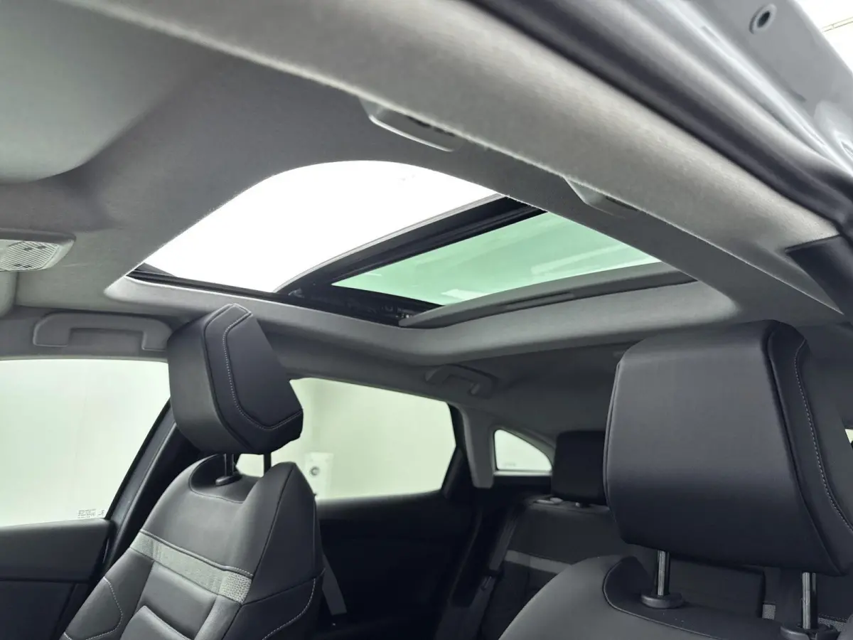 130 pk Automaat Shine Pack Business | Panoramadak | Camera | Carplay| Lederenbekleding