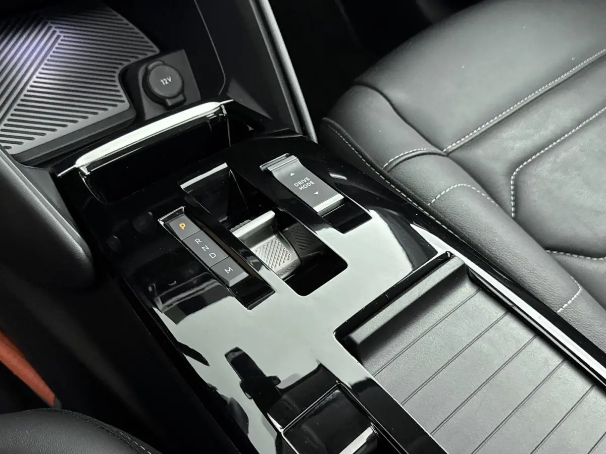 130 pk Automaat Shine Pack Business | Panoramadak | Camera | Carplay| Lederenbekleding