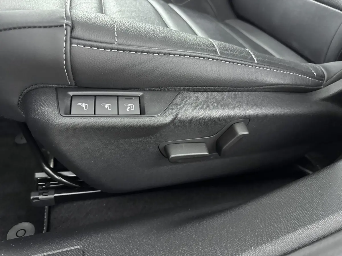 130 pk Automaat Shine Pack Business | Panoramadak | Camera | Carplay| Lederenbekleding