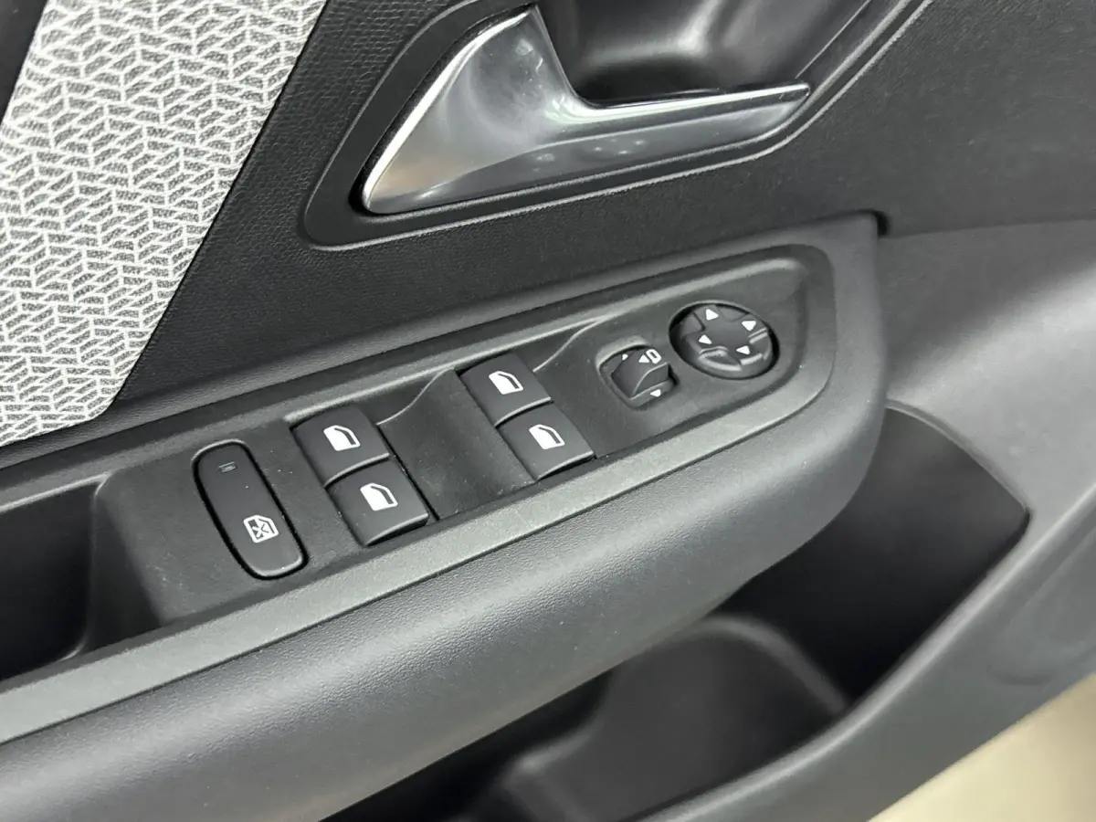 130 pk Automaat Shine Pack Business | Panoramadak | Camera | Carplay| Lederenbekleding