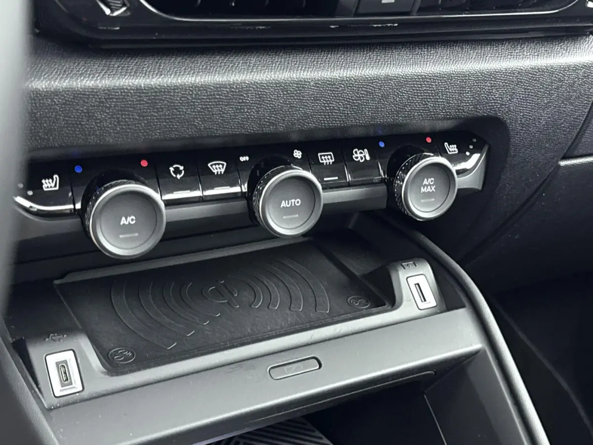 130 pk Automaat Shine Pack Business | Panoramadak | Camera | Carplay| Lederenbekleding
