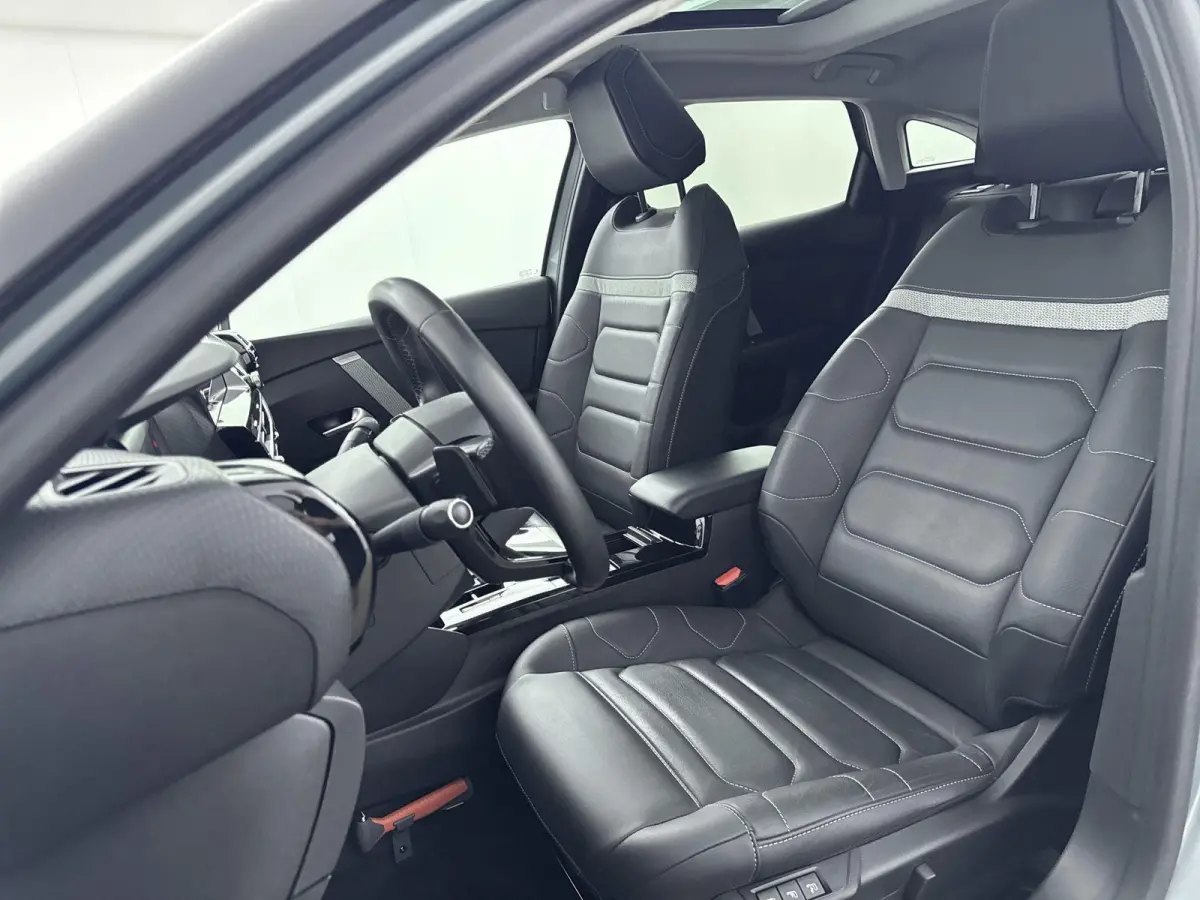 130 pk Automaat Shine Pack Business | Panoramadak | Camera | Carplay| Lederenbekleding