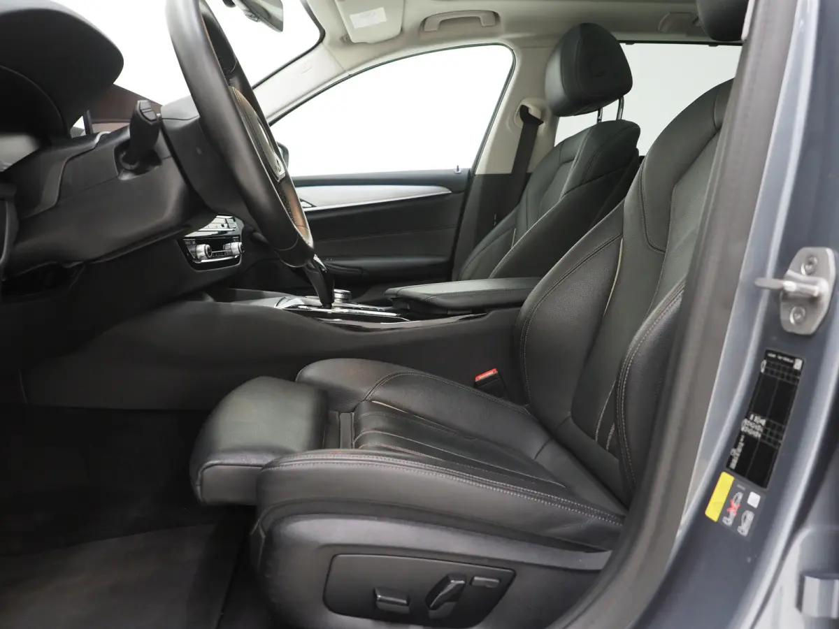 530e | Panoramadak | Leder | Camera | Sfeerlicht | Keyless | Stoelverwarming | Cruise | Carplay