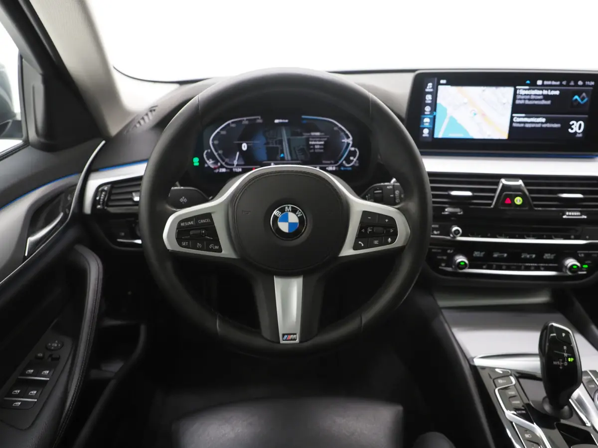 530e | Panoramadak | Leder | Camera | Sfeerlicht | Keyless | Stoelverwarming | Cruise | Carplay