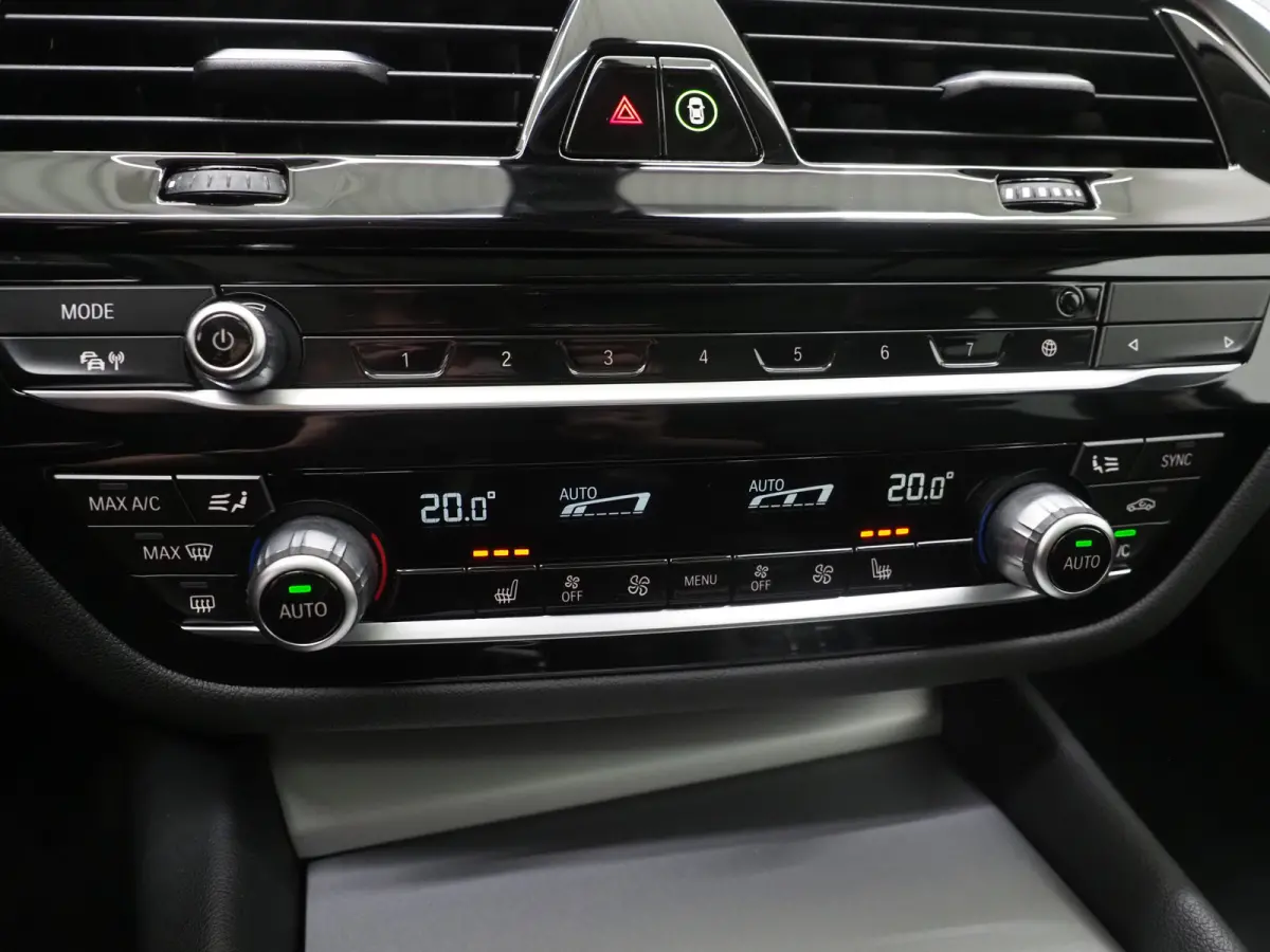 530e | Panoramadak | Leder | Camera | Sfeerlicht | Keyless | Stoelverwarming | Cruise | Carplay