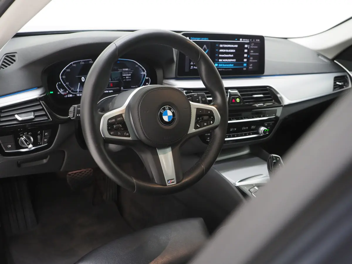 530e | Panoramadak | Leder | Camera | Sfeerlicht | Keyless | Stoelverwarming | Cruise | Carplay