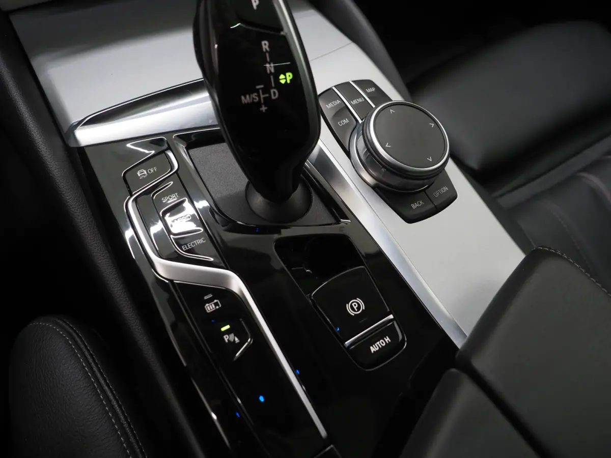 530e | Panoramadak | Leder | Camera | Sfeerlicht | Keyless | Stoelverwarming | Cruise | Carplay