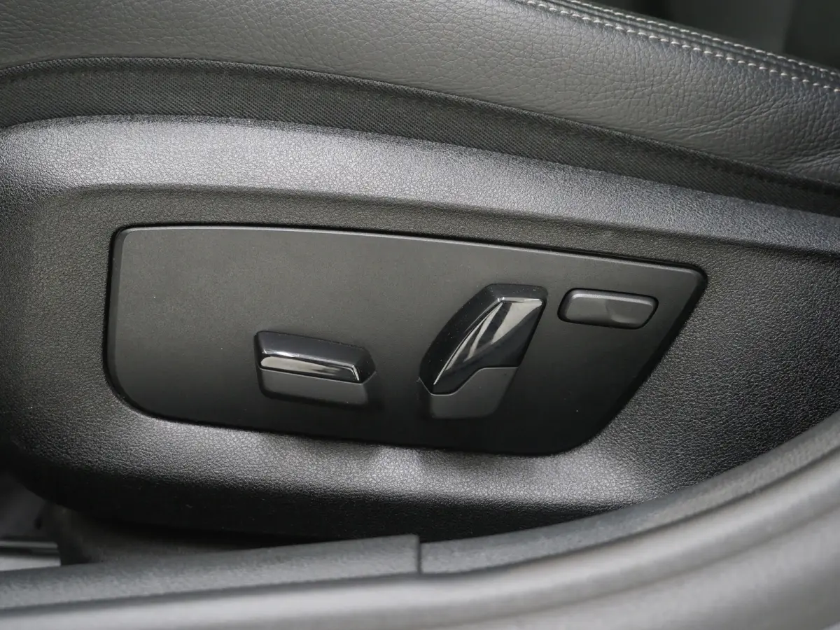 530e | Panoramadak | Leder | Camera | Sfeerlicht | Keyless | Stoelverwarming | Cruise | Carplay