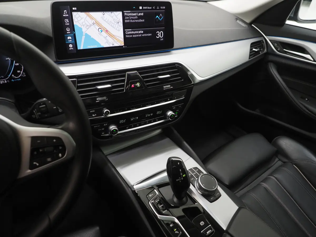 530e | Panoramadak | Leder | Camera | Sfeerlicht | Keyless | Stoelverwarming | Cruise | Carplay