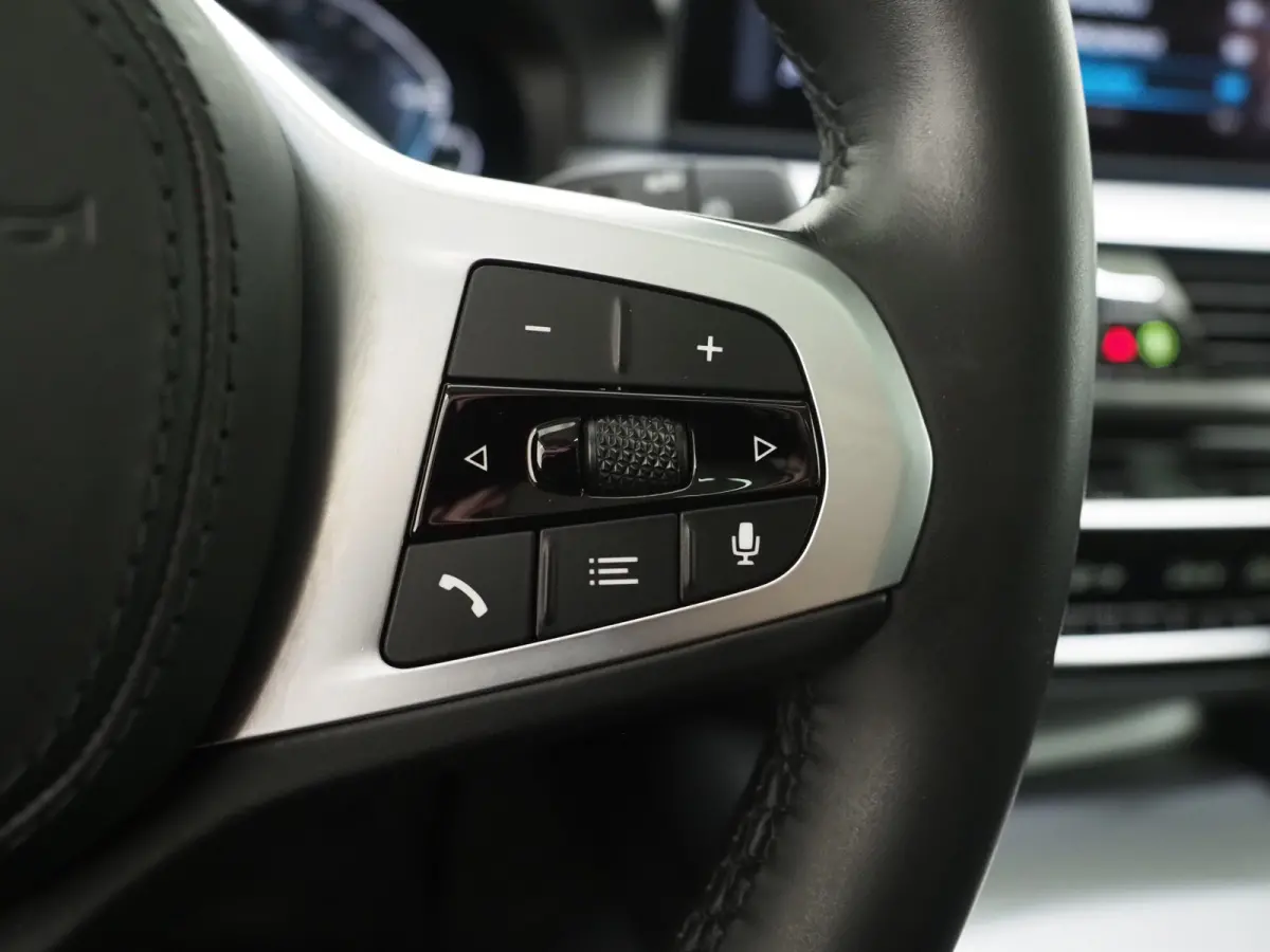 530e | Panoramadak | Leder | Camera | Sfeerlicht | Keyless | Stoelverwarming | Cruise | Carplay