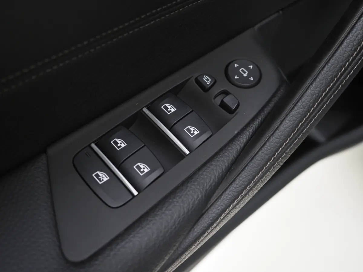 530e | Panoramadak | Leder | Camera | Sfeerlicht | Keyless | Stoelverwarming | Cruise | Carplay
