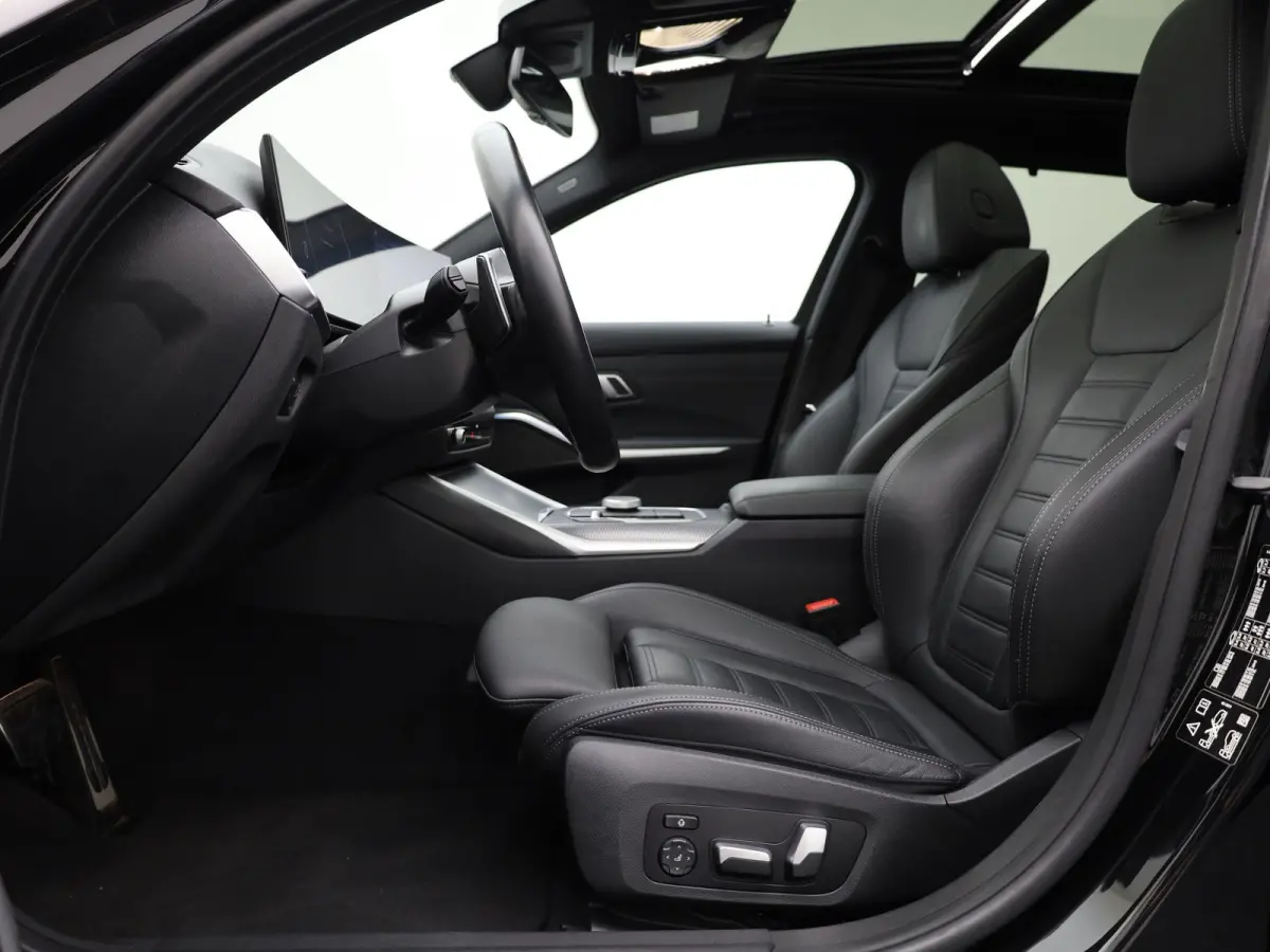 M340i xDrive | Pano | Keyless | Memory | Trekhaak | Laser | Head Up | 19'' | Prijs Rijklaar!!