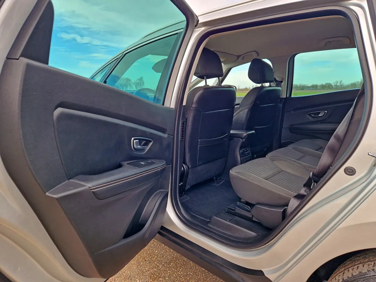 1.5 dCi Intens 7p. - 110 Pk - Euro 6 - Navi - Airco - Cruise Control