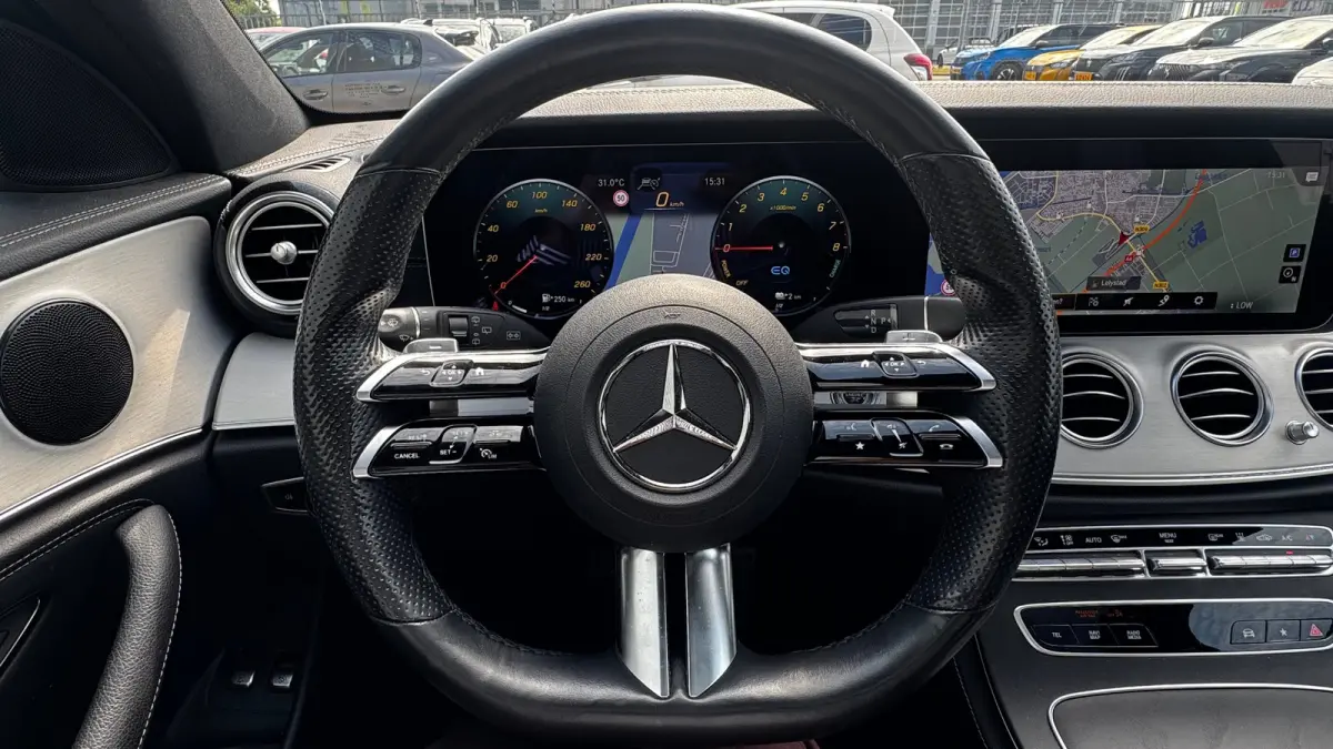 300 e 319PK AMG-LINE AUTOMAAT NAVI / LEDER / CLIMA / FULL-LED / PDC / 19" LMV / CAMERA / KEYLESS / PANO. DAK / PARELMOER / ELEK. TREKHAAK !!