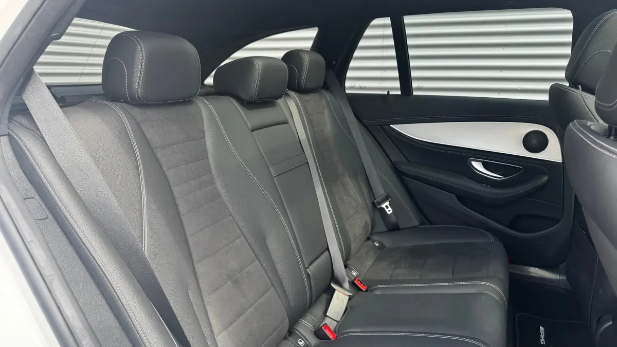 300 e 319PK AMG-LINE AUTOMAAT NAVI / LEDER / CLIMA / FULL-LED / PDC / 19" LMV / CAMERA / KEYLESS / PANO. DAK / PARELMOER / ELEK. TREKHAAK !!